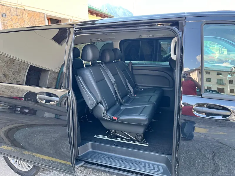 Interni in pelle di lusso 8 posti minivan Mercedes NCC Cadore