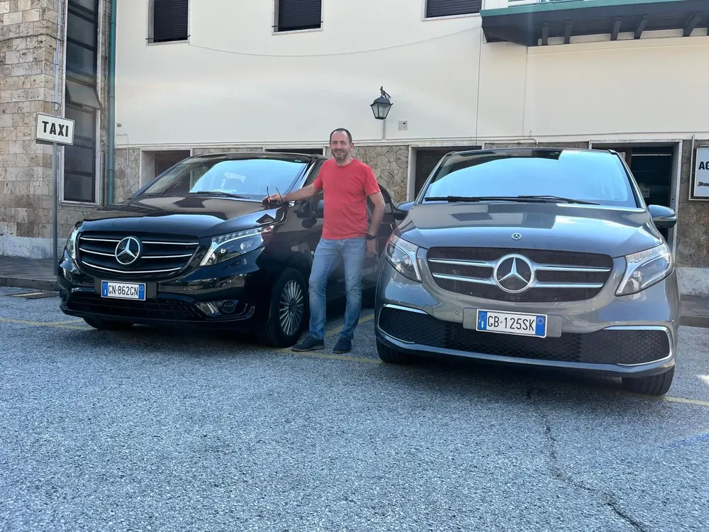 Autista professionale Coldebella Alberto NCC Cadore di fronte ai minivan Mercedes 4x4